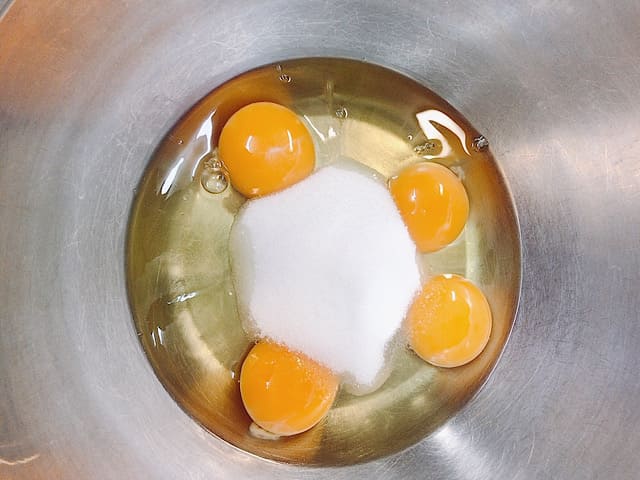 卵にグラニュー糖を加えた写真