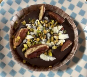 ピーカンナッツとピスタチオをトッピングしたcaicaのショコラブラウンケーキ